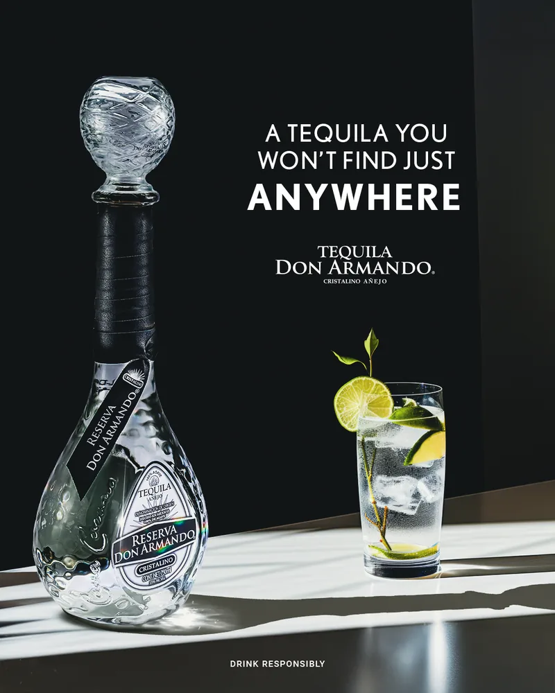 Pieza de campaña: la botella Cristalino con un highball, sobre el mensaje
